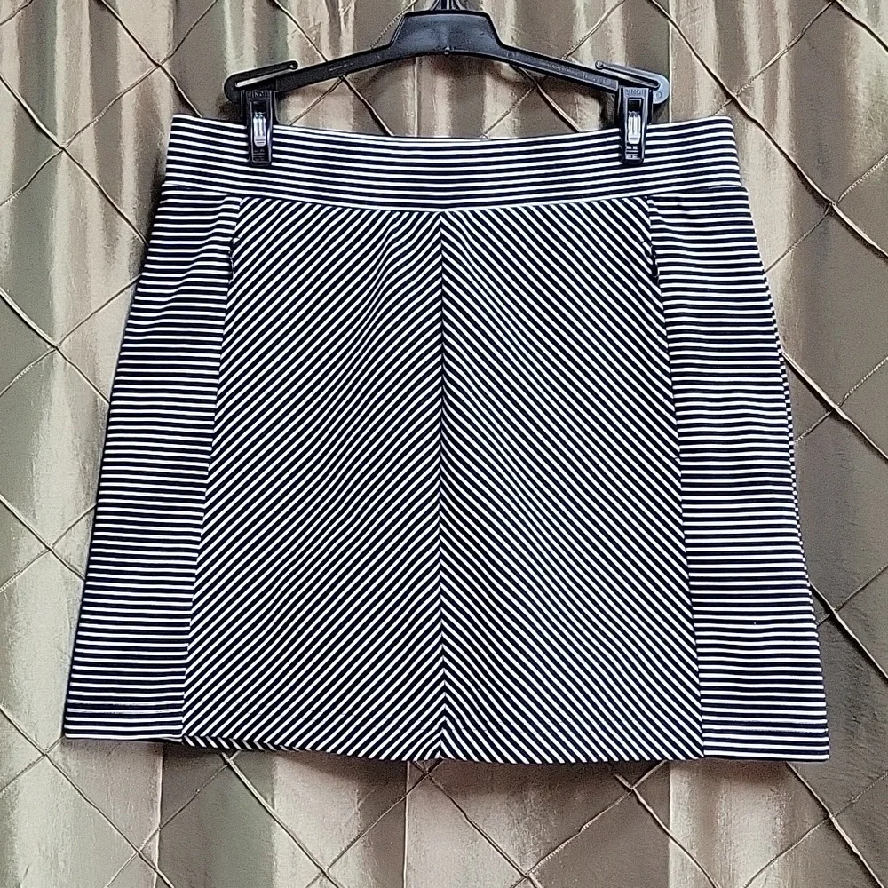 EUC- Talbots ‘T for Talbots BLACK & White Bias Stripe Skort’ - Picture 4 of 8